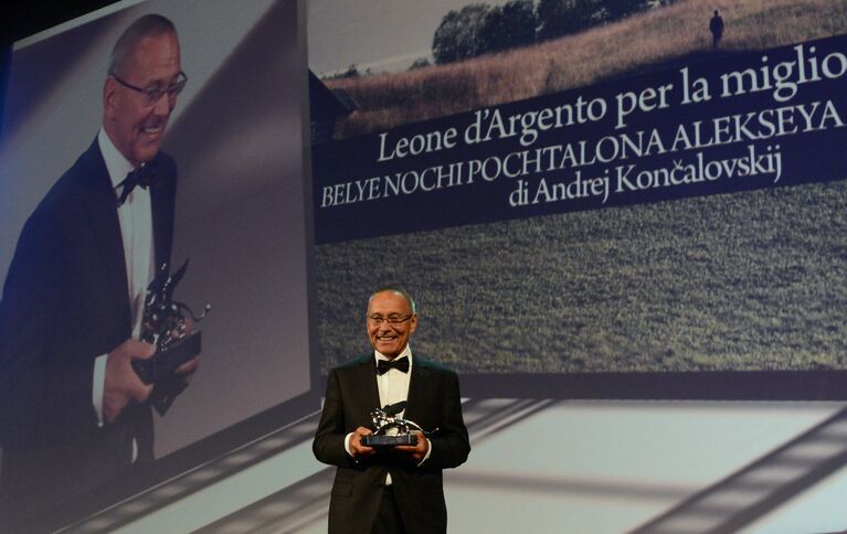 Российский режиссер Андрей Кончаловский с премией Серебряный лев за лучшую режиссуру картины Белые ночи почтальона Алексея Тряпицина