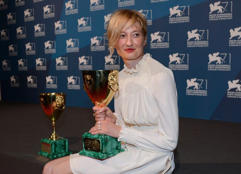 Актриса Альба Рорвахер с призом за лучшую женскую роль в фильме Голодные сердца