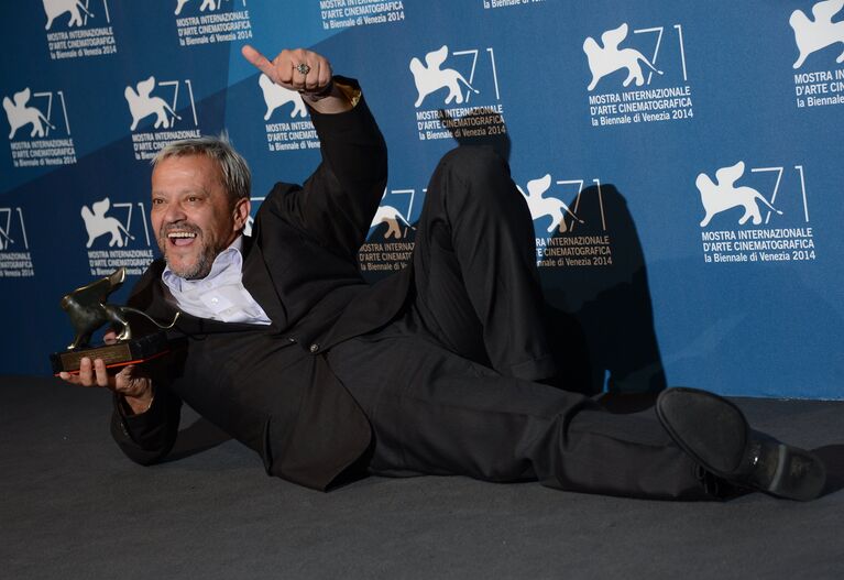 Актер Эмир Хаджихафизбегович с призом программы Горизонты за лучшую мужскую роль в фильме Таковы правила