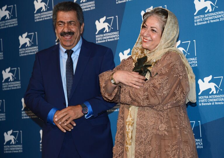 Иранский режиссер, сценарист и продюсер Рахшан Бани Этемад и сценарист Фарид Мостафави, получившие награду за лучший сценарий фильма Сказки