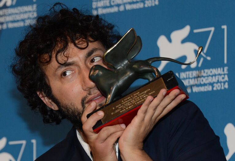 Турецкий режиссер Каан Муйдеджи демонстрирует Спецприз жюри за фильм Сивас