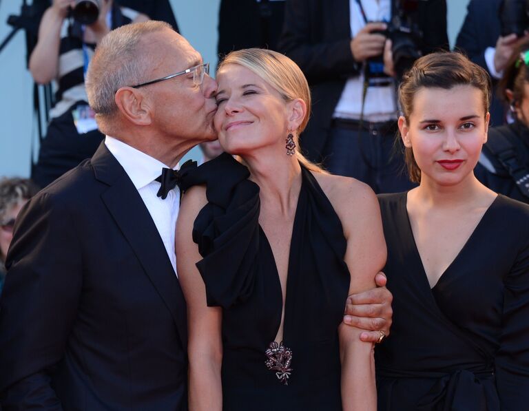 Российский режиссер Андрей Кончаловский с супругой актрисой Юлией Высоцкой и дочерью Еленой Кончаловской