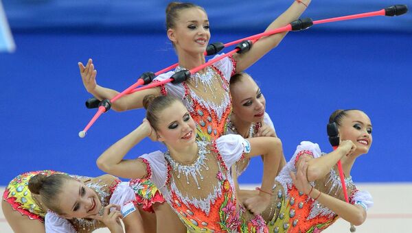 Российские гимнастки выполняют групповые упражнения с булавами на финальном этапе Кубка мира по художественной гимнастике
