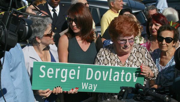 Открытие улицы Сергея Довлатова в Нью-Йорке. Дубликат указателя (слева направо - вдова Елена, дочь Катерина, педутат Кословиц)