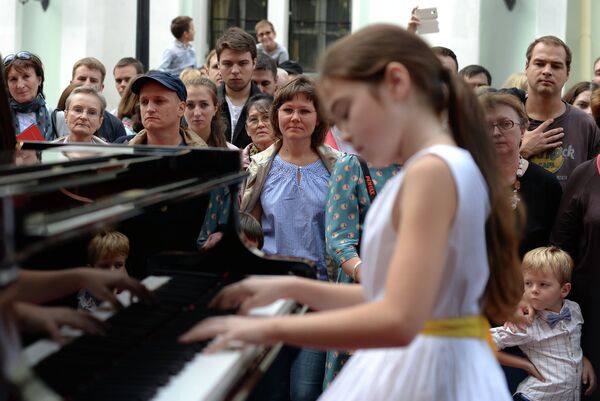 Горожане на празднике Фортепианная Москва на Никольской
