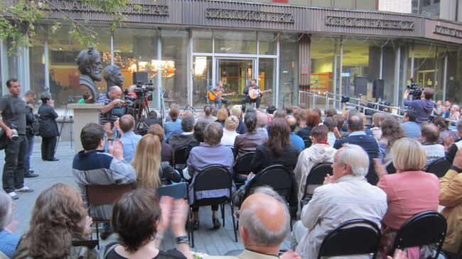 Благотворительный концерт Сургановой и Макаревича в пользу детей Донбасса Благотворительный концерт Сургановой и Макаревича в пользу детей Донбасса