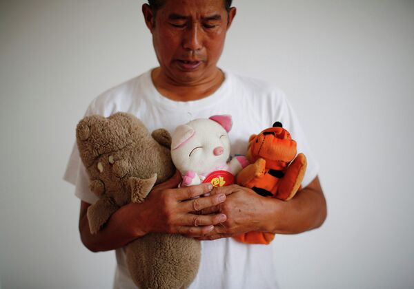 Родственник пассажира пропавшего рейса MH370 Malaysia Airlines во время интервью в Пекине