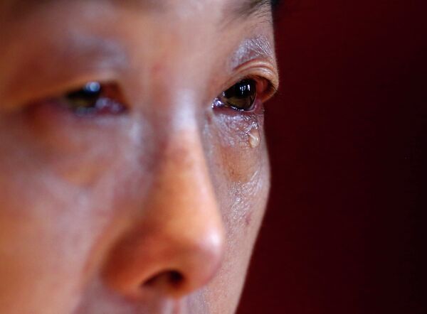 Родственница пассажира пропавшего рейса MH370 Malaysia Airlines во время интервью в Пекине