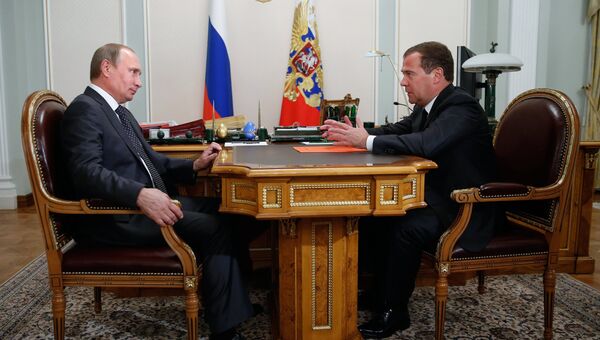 Президент России Владимир Путин и председатель правительства России Дмитрий Медведев во время встречи в резеденции Ново-Огарево