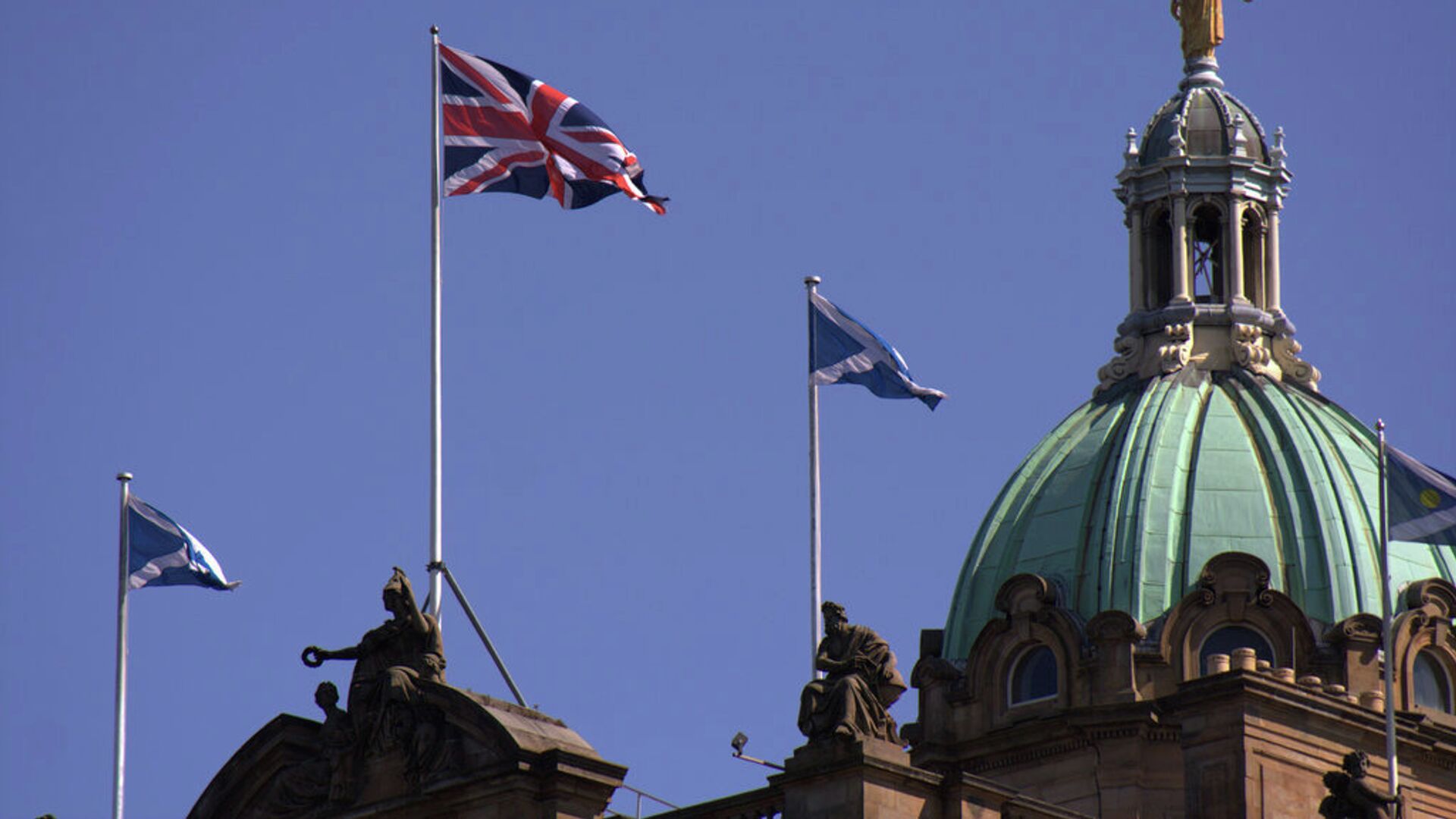 Британский и шотландский флаги на здании банка Lloyds в Эдинбурге - РИА Новости, 1920, 20.11.2023