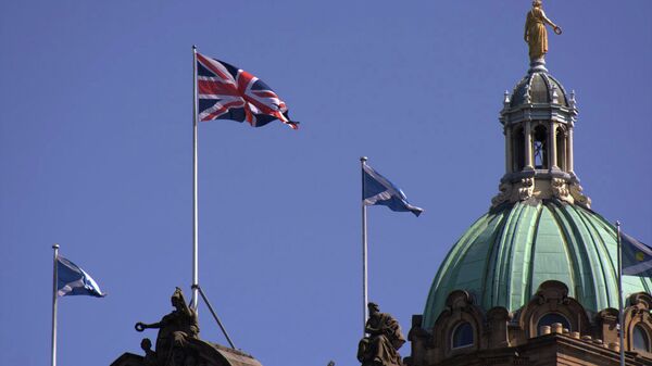 Британский и шотландский флаги на здании банка Lloyds в Эдинбурге. Архивное фото