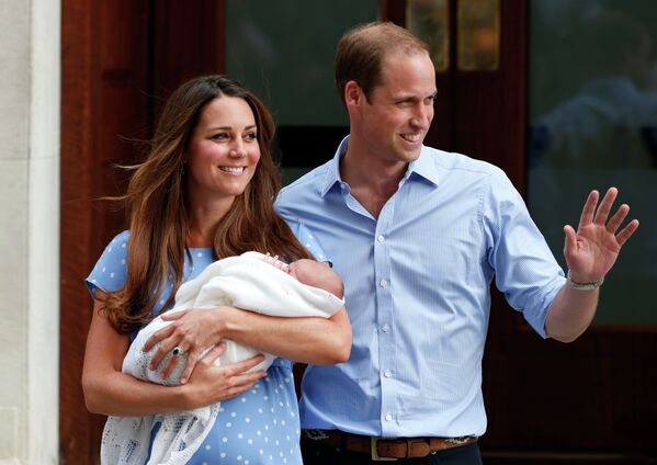 Принц Уильям и герцогиня Кембриджская Кэтрин с младенцем у больницы святой Марии в Лондоне