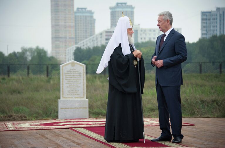 Патриарх Московский и всея Руси Кирилл и мэр Москвы Сергей Собянин во время освящения закладного камня храма Святого Равноапостольного Князя Владимира в Тушине