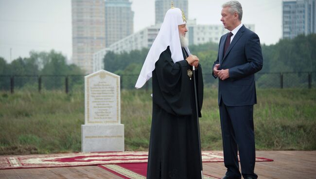 Патриарх Московский и всея Руси Кирилл и мэр Москвы Сергей Собянин во время освящения закладного камня храма Святого Равноапостольного Князя Владимира в Тушине