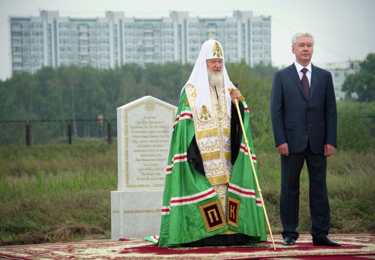 Патриарх Московский и всея Руси Кирилл и мэр Москвы Сергей Собянин во время освящения закладного камня храма Святого Равноапостольного Князя Владимира в Тушине