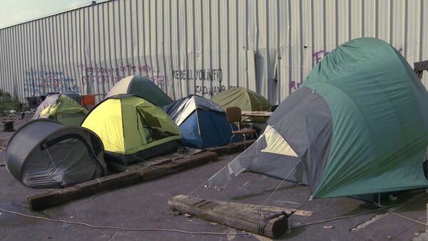 Мигранты разбили палаточные городки в порту Кале, ожидая отправки в Англию