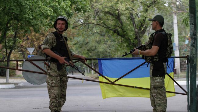 Члены украинского батальона Азов в Мариуполе