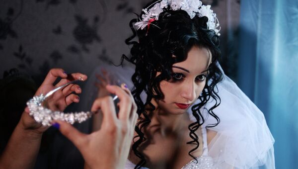 Невеста готовится к свадьбе в таборе в городе Чудово