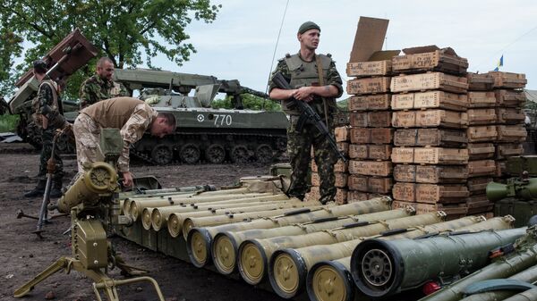 Украинские силовики разбирают оружие. Архивное фото