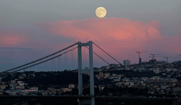 Луна в небе над Стамбулом