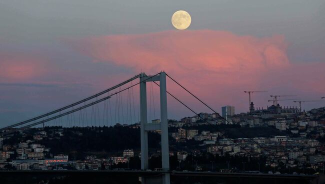 Луна в небе над Стамбулом
