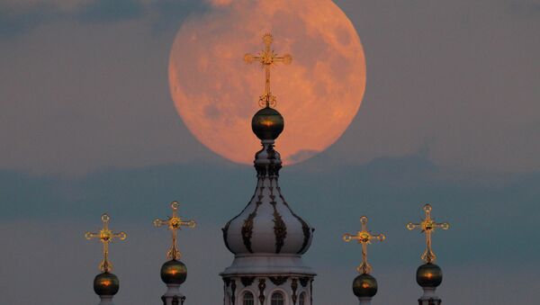 Луна на фоне Смольного собора в Санкт-Петербурге