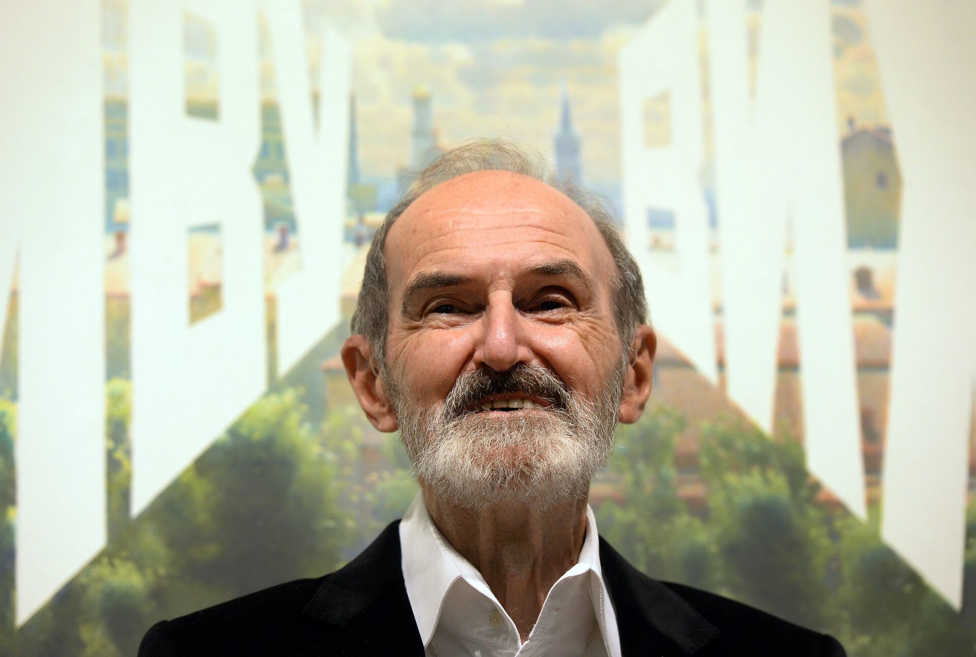 Художник Эрик Булатов на открытии своей выставки Эрик Булатов. ЖИВУ – ВИЖУ - РИА Новости, 1920, 09.11.2025