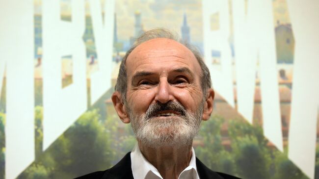 Художник Эрик Булатов на открытии своей выставки Эрик Булатов. ЖИВУ – ВИЖУ