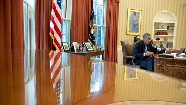 Президент США Барак Обама во время телефонного разговора в Овальном кабинете Белого дома. Архивное фото