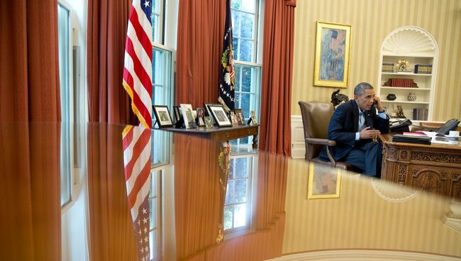 Президент США Барак Обама во время телефонного разговора в Овальном кабинете Белого дома. Архивное фото