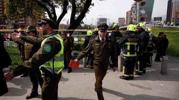 Полицейские на месте взрыва рядом со станцией в Сантьяго, Чили