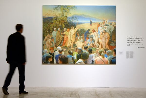 Посетитель у картины Картина и зрители на выставке Эрик Булатов. ЖИВУ – ВИЖУ