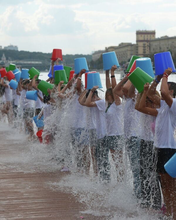 Участники всемирной благотворительной акции Вызов ледяной водой (Ice Bucket Challenge)