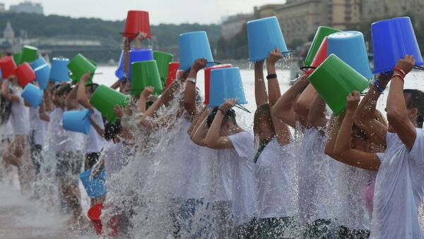 Участники всемирной благотворительной акции Вызов ледяной водой (Ice Bucket Challenge)