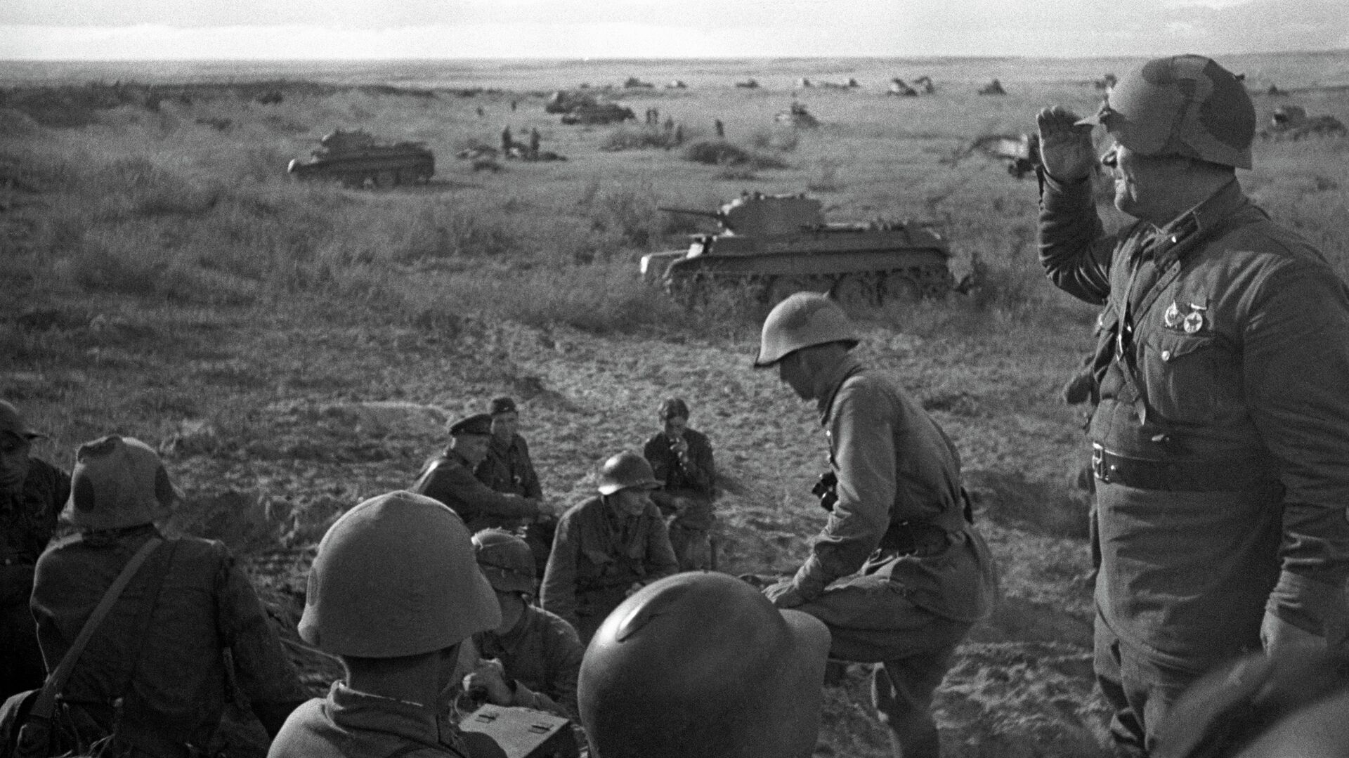 Офицеры 11-й советской танковой бригады на горе Баин-Цаган на Халхин-Голе перед атакой, 1939 год - РИА Новости, 1920, 19.08.2019