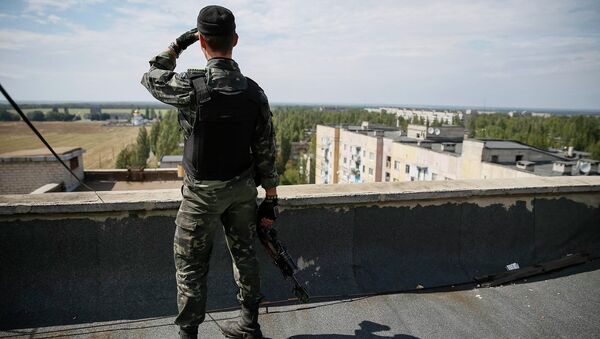 Украинский военнослужащий на крыше одного из зданий, Авдеевка. Архивное фото