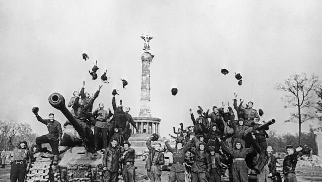 Советские танкисты на ИС-2 и Т-34 радуются победе, Берлин. 9 мая 1945 года