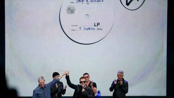 Глава Apple Тим Кук и группа U2