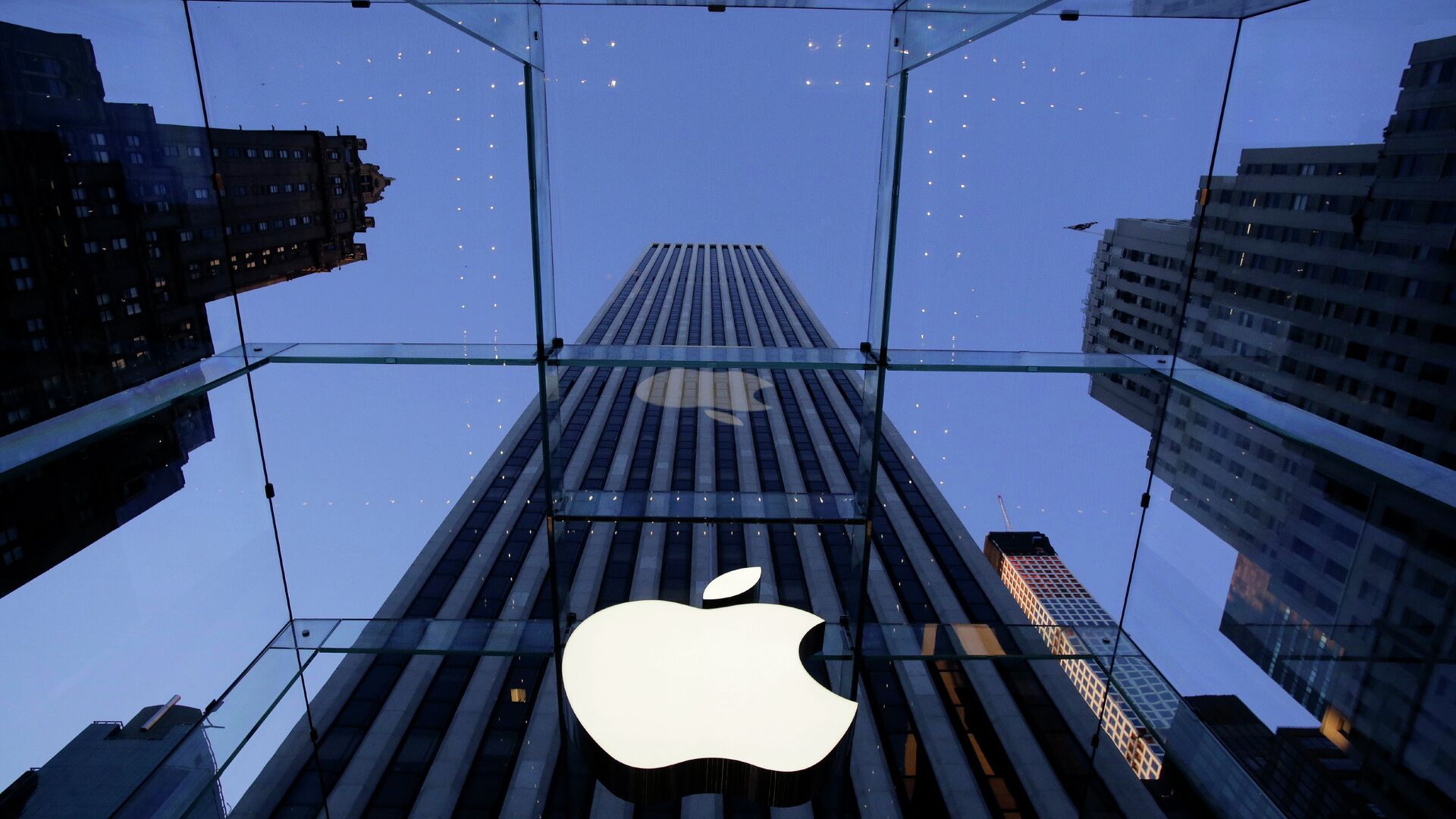 Логотип компании Apple над входом в здание в Нью-Йорке, США - РИА Новости, 1920, 12.11.2021