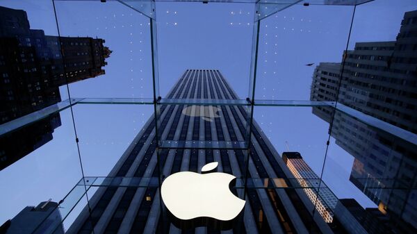 Логотип компании Apple над входом в здание в Нью-Йорке, США. Архивное фото