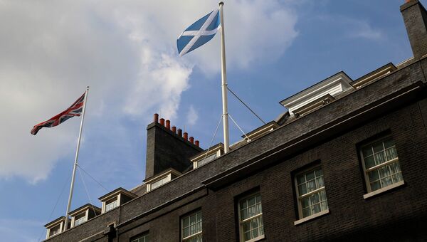 Белый с синим флаг Шотландии поднят над резиденцией премьер-министра Великобритании Дэвида Кэмерона