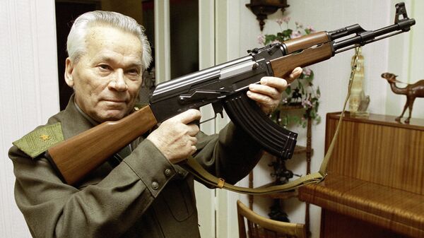 Михаил Калашников с автоматом АК-47. Архивное фото