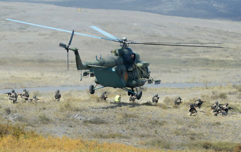 Военнослужащие во время учений Взаимодействие 2014