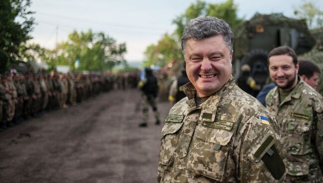 Петр Порошенко во время посещения военной базы в Харьковской области