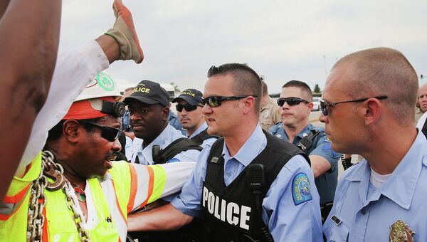 Полиция блокирует демонстрантов во время акции протеста в городе Фергюсон, США. Архивное фото