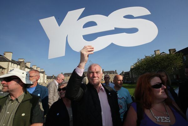 Первый министр Шотландии Алекс Салмонд участвует в акции в поддержку независимости Шотландии