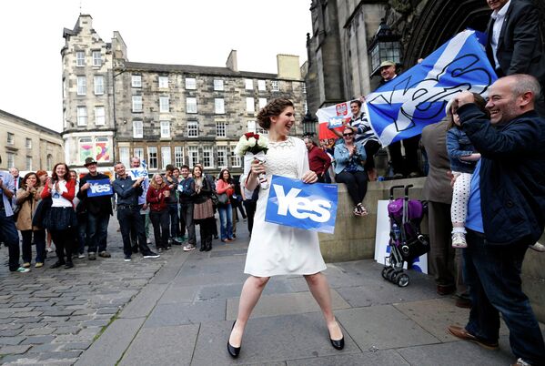 Невеста участвует в акции в поддержку независимости Шотландии