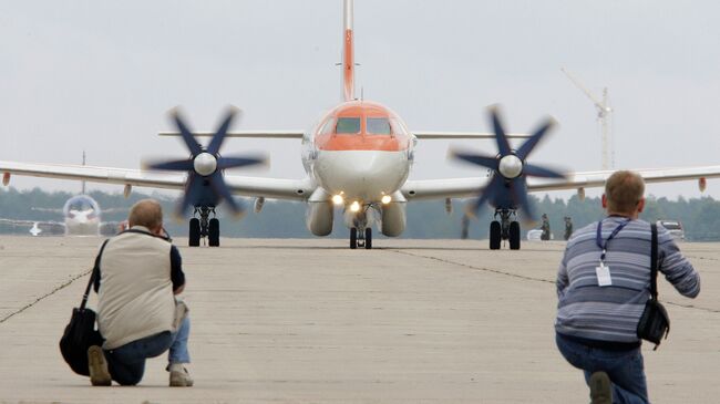 Фотокорреспонденты снимают тренировочный полет пассажирского самолета Ил-114. Архивное фото