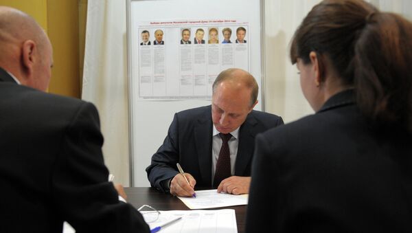 Президент России Владимир Путин во время досрочного голосования на выборах депутатов Мосгордумы