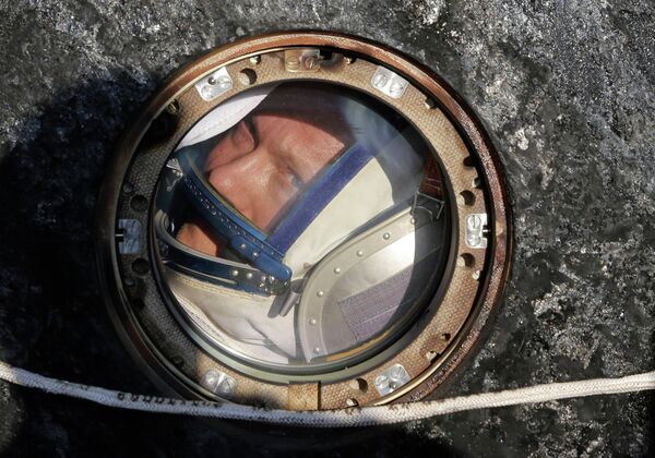 Российский космонавт Олег Артемьев в космической капсуле Союз ТМА-12М после посадки